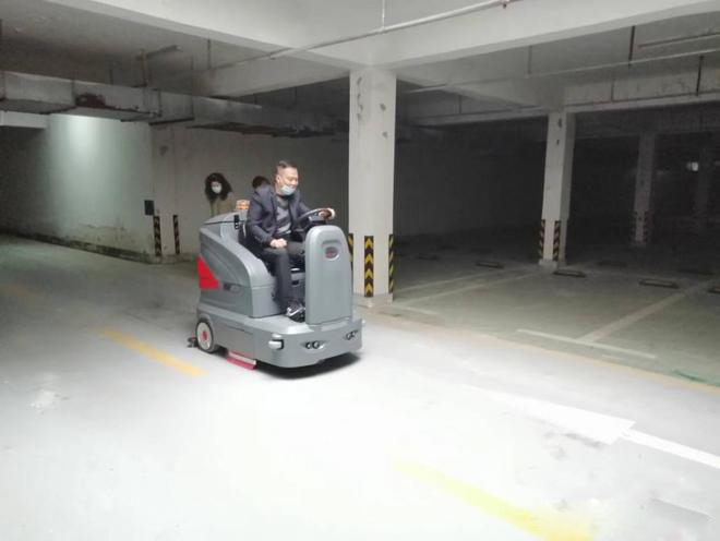 银川小区物业保洁不用人力改用驾驶式洗地机了